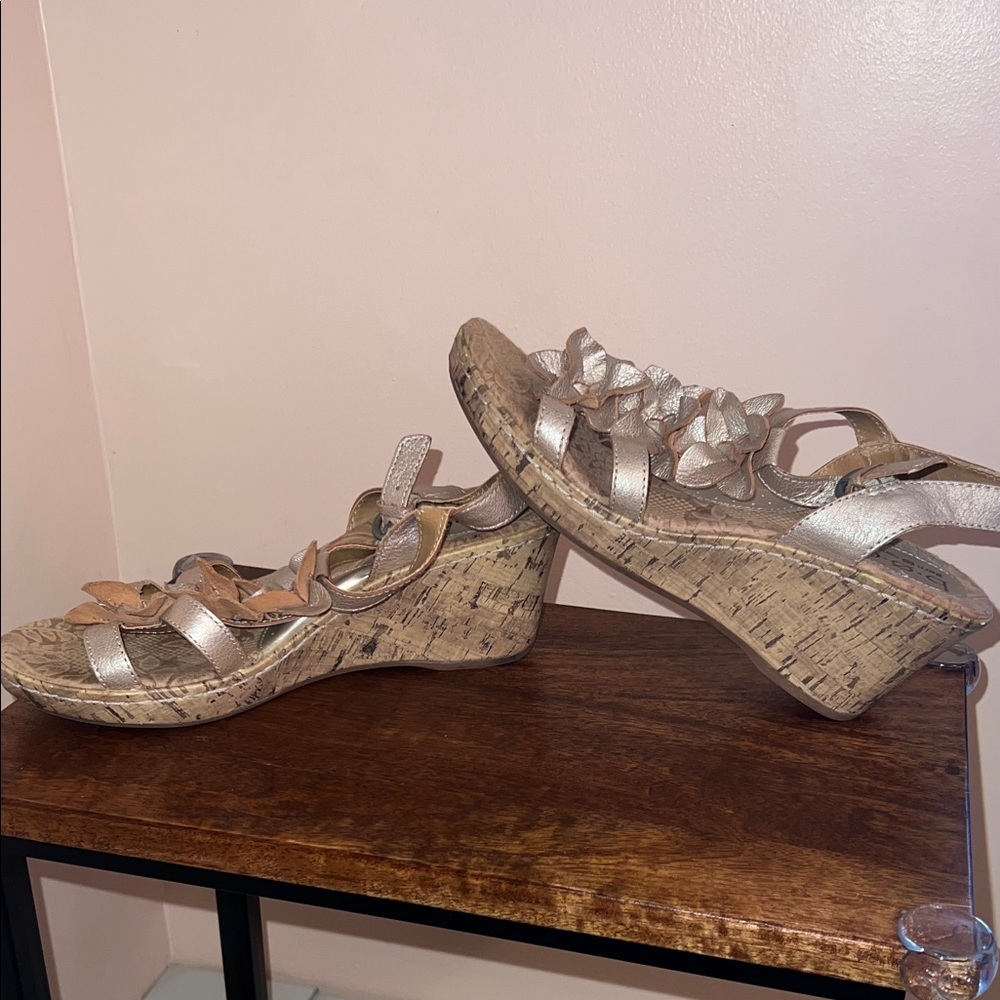 b.o.c. Women's Floral Tan Sandals - Picture 4 of 10